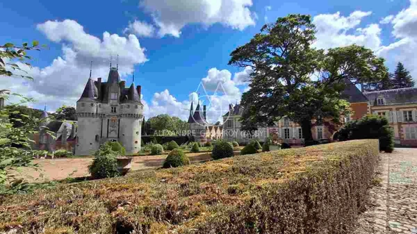 Magnifique ensemble de châteaux datant des XVe, XVIIe et XVIIIe siècles, situé à 1h20 de Paris, au cœur de la région du Perche avec un parc de 22ha. 