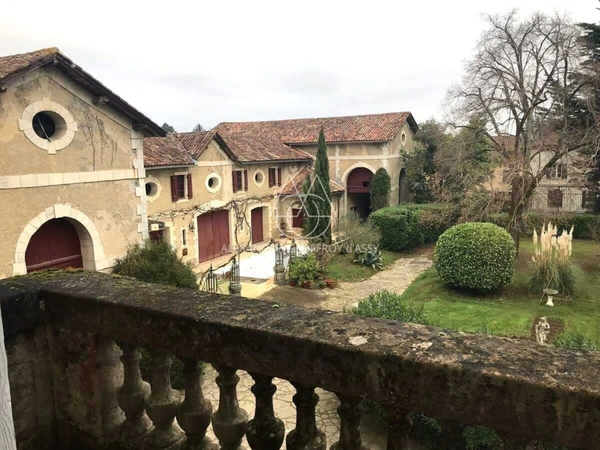 Château 19ème d'environ 1000 m² habitables 