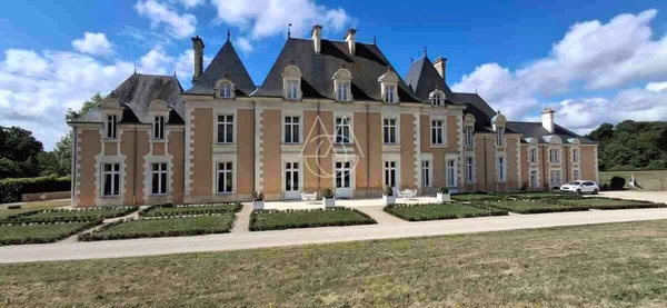 Château du XIXe siècle avec un parc de 75 ha, situé à proximité immédiate de Poitiers.