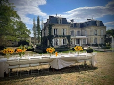 Beau château du XVIIIe siècle avec dépendances, incluant une salle de réception, situé dans l'Orne.