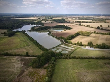 Opportunité d'affaires exceptionnelle : domaine de 24 hectares comprenant 15 hectares d'étangs, parfait pour divers projets touristiques et commerciaux. Avec une activité de location de tentes glampin