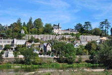 Château fin XIX eme surplombant la Loire avec une vue époustouflante. A rénover.