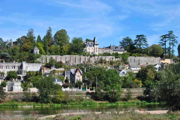 Château fin XIX eme surplombant la Loire avec une vue époustouflante. A rénover.