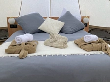 Opportunité d'affaires exceptionnelle : domaine de 24 hectares comprenant 15 hectares d'étangs, parfait pour divers projets touristiques et commerciaux. Avec une activité de location de tentes glampin