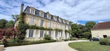 Beau château du XVIIIe siècle avec dépendances, incluant une salle de réception, situé dans l'Orne.