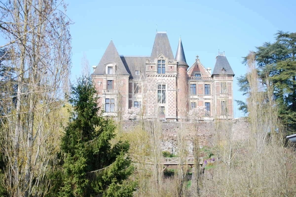  Majestueux château de style Renaissance perché sur un rocher en Suisse Normande.