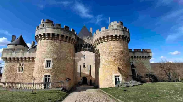 Situé au cœur de 15,5 hectares de terres somptueuses, cette majestueuse propriété du XVe siècle, entièrement rénovée, combine histoire, élégance et fonctionnalité. 