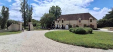 Beau château du XVIIIe siècle avec dépendances, incluant une salle de réception, situé dans l'Orne.