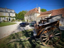 Beau château du XVIIIe siècle avec dépendances, incluant une salle de réception, situé dans l'Orne.