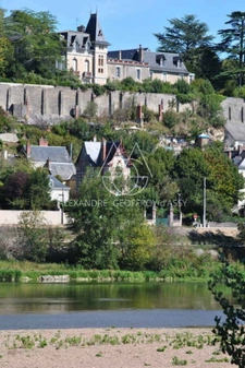 Château fin XIX eme surplombant la Loire avec une vue époustouflante. A rénover.