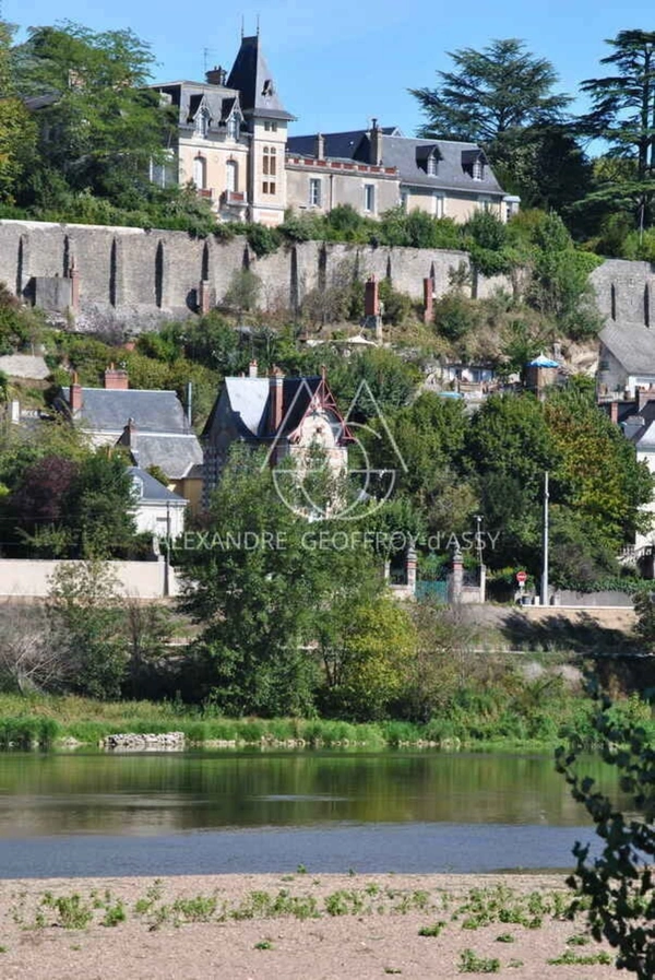Château fin XIX eme surplombant la Loire avec une vue époustouflante. A rénover.