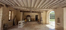Beau château du XVIIIe siècle avec dépendances, incluant une salle de réception, situé dans l'Orne.