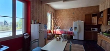 Château du XVIIIème à 1h10 de Paris. Conçu pour accueillir activités professionnelles et vie familiale indépendante.
