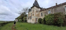 Château fin XIX eme surplombant la Loire avec une vue époustouflante. A rénover.