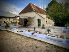 Beau château du XVIIIe siècle avec dépendances, incluant une salle de réception, situé dans l'Orne.