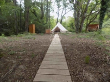 Opportunité d'affaires exceptionnelle : domaine de 24 hectares comprenant 15 hectares d'étangs, parfait pour divers projets touristiques et commerciaux. Avec une activité de location de tentes glampin