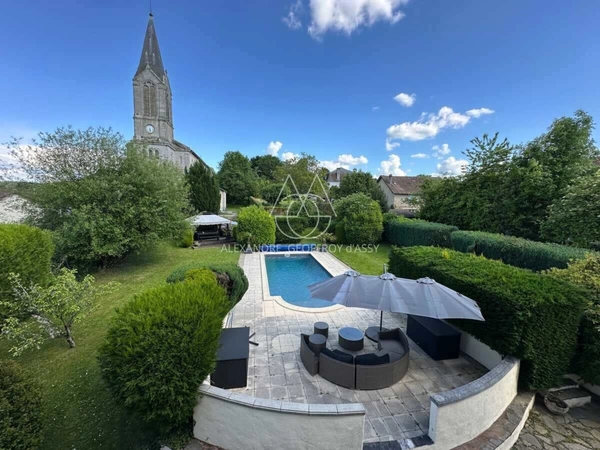 Maison à vendre 11 pièces  a 305 min de Limoges. Venez avec votre brosse à dents...