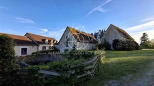 Château millénaire surplombant un village sur un parc de 15 ha.