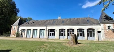 Château du XVIIIème à 1h10 de Paris. Conçu pour accueillir activités professionnelles et vie familiale indépendante.