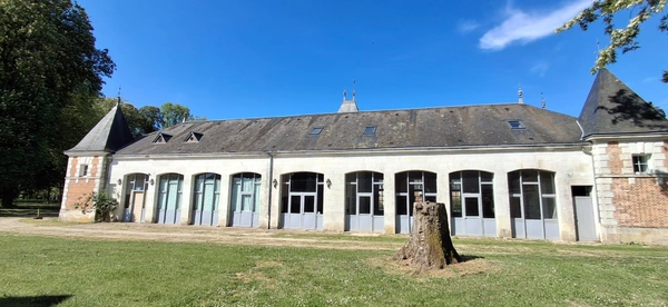Château du XVIIIème à 1h10 de Paris. Conçu pour accueillir activités professionnelles et vie familiale indépendante.
