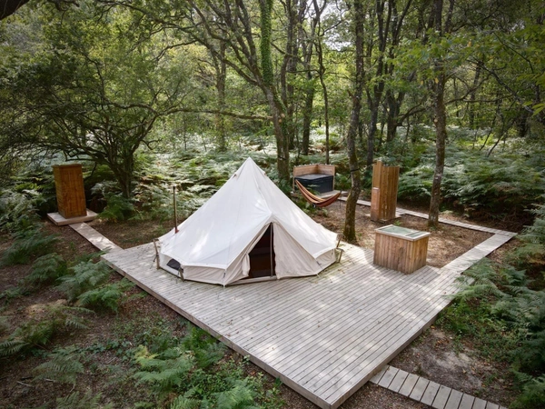 Opportunité d'affaires exceptionnelle : domaine de 24 hectares comprenant 15 hectares d'étangs, parfait pour divers projets touristiques et commerciaux. Avec une activité de location de tentes glampin