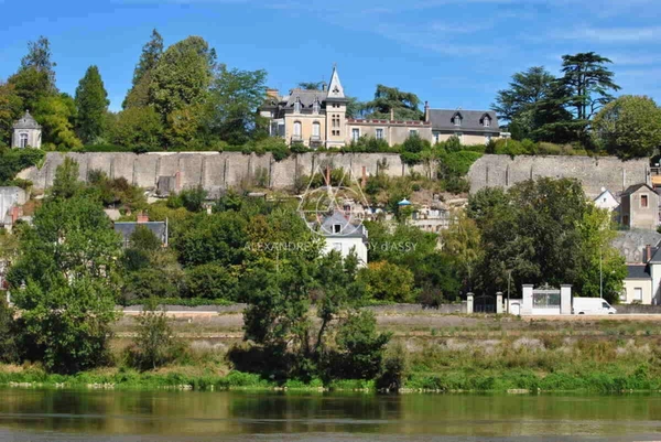 Château fin XIX eme surplombant la Loire avec une vue époustouflante. A rénover.