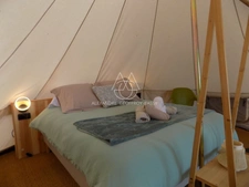 Opportunité d'affaires exceptionnelle : domaine de 24 hectares comprenant 15 hectares d'étangs, parfait pour divers projets touristiques et commerciaux. Avec une activité de location de tentes glampin