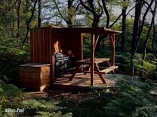 Opportunité d'affaires exceptionnelle : domaine de 24 hectares comprenant 15 hectares d'étangs, parfait pour divers projets touristiques et commerciaux. Avec une activité de location de tentes glampin