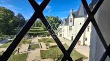 Château millénaire surplombant un village sur un parc de 15 ha.