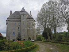 Splendide Château Médiéval Classé - Château se distingue par son élégance sur un domaine d’environ 13 hectares mêlant bois, prairies. 
