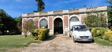 Château du XVIIIème à 1h10 de Paris. Conçu pour accueillir activités professionnelles et vie familiale indépendante.