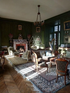 Splendide Château Médiéval Classé - Château se distingue par son élégance sur un domaine d’environ 13 hectares mêlant bois, prairies. 