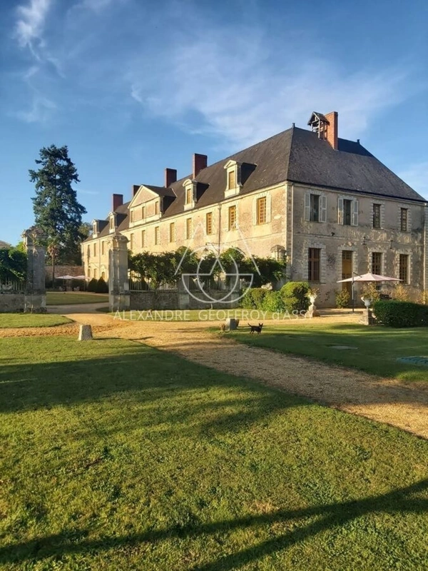 Superbe château du XIIIe siècle a 1h45 de Montparnasse et 2 heures de Paris en voiture.