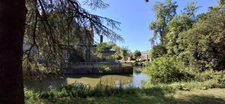 Château du XVIIIème à 1h10 de Paris. Conçu pour accueillir activités professionnelles et vie familiale indépendante.
