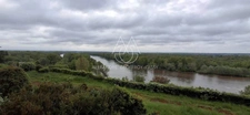 Château fin XIX eme surplombant la Loire avec une vue époustouflante. A rénover.