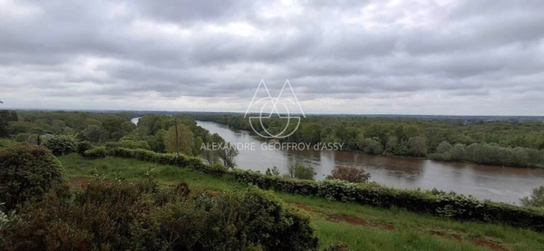 Château fin XIX eme surplombant la Loire avec une vue époustouflante. A rénover.
