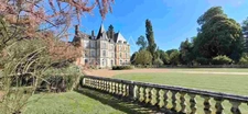 Château du XVIIIème à 1h10 de Paris. Conçu pour accueillir activités professionnelles et vie familiale indépendante.