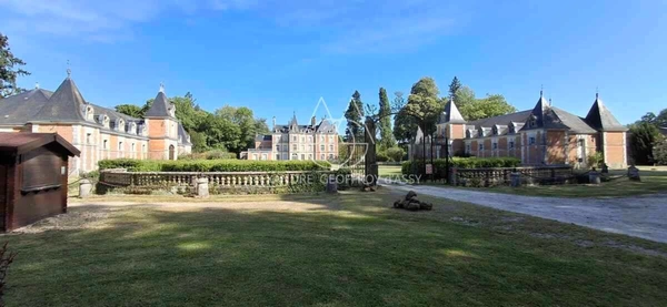 Château du XVIIIème à 1h10 de Paris. Conçu pour accueillir activités professionnelles et vie familiale indépendante.