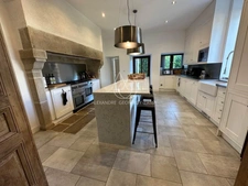 Maison à vendre 11 pièces  a 305 min de Limoges. Venez avec votre brosse à dents...