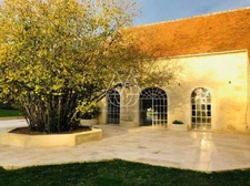 Beau château du XVIIIe siècle avec dépendances, incluant une salle de réception, situé dans l'Orne.