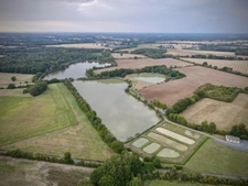 Opportunité d'affaires exceptionnelle : domaine de 24 hectares comprenant 15 hectares d'étangs, parfait pour divers projets touristiques et commerciaux. Avec une activité de location de tentes glampin