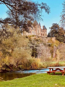  Majestueux château de style Renaissance perché sur un rocher en Suisse Normande.
