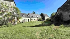 Château millénaire surplombant un village sur un parc de 15 ha.