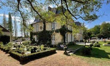 Beau château du XVIIIe siècle avec dépendances, incluant une salle de réception, situé dans l'Orne.