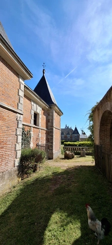Château du XVIIIème à 1h10 de Paris. Conçu pour accueillir activités professionnelles et vie familiale indépendante.