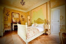Beau château du XVIIIe siècle avec dépendances, incluant une salle de réception, situé dans l'Orne.