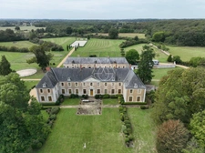 Superb 13th century castle 1 hour 45 minutes from Montparnasse and 2 hours from Paris by car.