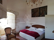 Situé au cœur de 15,5 hectares de terres somptueuses, cette majestueuse propriété du XVe siècle, entièrement rénovée, combine histoire, élégance et fonctionnalité. 