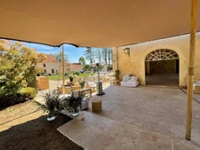 Beau château du XVIIIe siècle avec dépendances, incluant une salle de réception, situé dans l'Orne.
