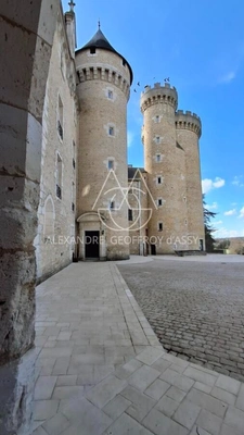Situé au cœur de 15,5 hectares de terres somptueuses, cette majestueuse propriété du XVe siècle, entièrement rénovée, combine histoire, élégance et fonctionnalité. 